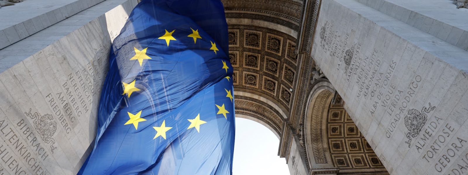 Le-drapeau-europeen-sous-l-Arc-de-triomphe-pour-le-sommet-de-Versailles-jeudi-10-mars-2022-1367011